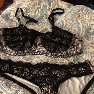 6️⃣3️⃣7️⃣  Black and Gray Lace Bra Set